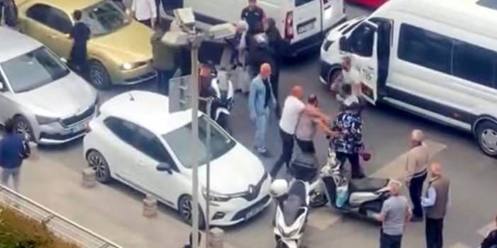 Minibüsten inip motokuryeye tekme tokat saldırdılar: O anlar kamerada!