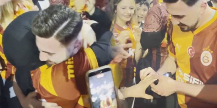 Galatasaray’ın şampiyonluk kutlamasında sürpriz evlilik teklifi!