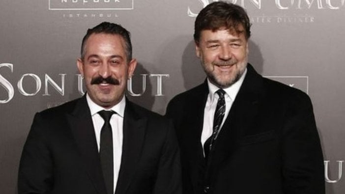 Russell Crowe’dan Cem Yılmaz’a tebrik mesajı