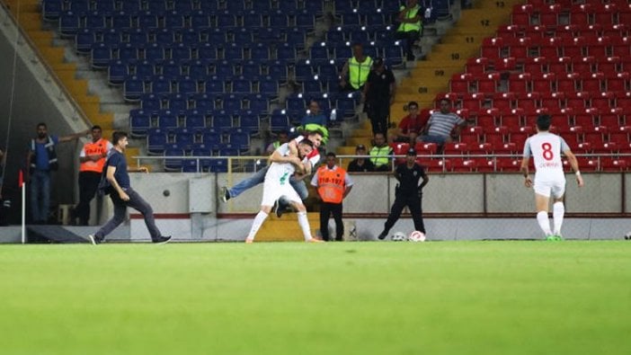 Deniz Naki: Onlar bize kötü davransın, biz onlara çiçekle birlikte bolca gol de atacağız