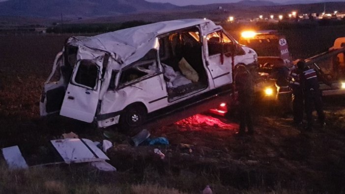 Niğde'de işçileri taşıyan minibüs takla attı: 4'ü ağır, 14 işçi yaralı