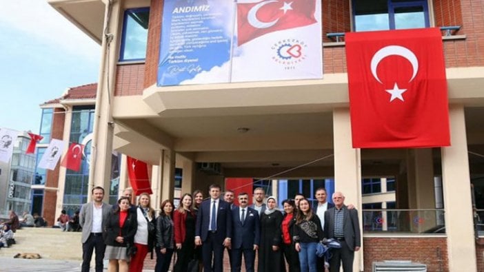 "Andımız"ı veto eden Kaymakamı böyle protesto etti! Dev pankart...