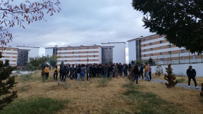 Öğrencilerden KYK protestosu: Üç bin kişinin kaldığı yurtta sular iki gündür kesik