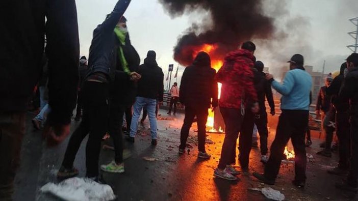 İran'da yüzde 50 benzin zammına karşı protestolar büyüyor