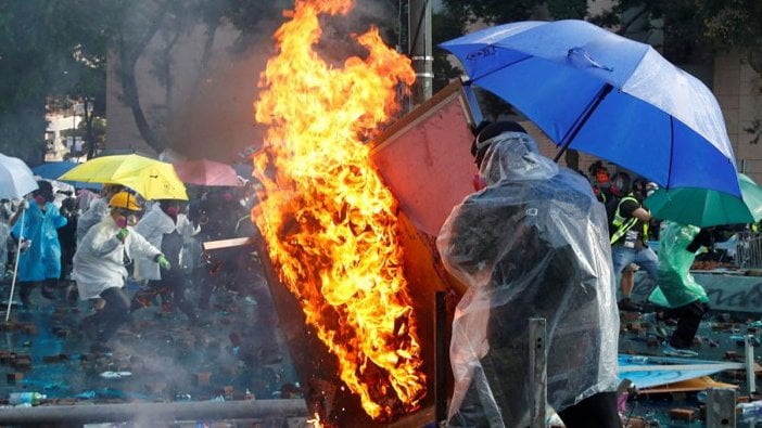 Hong Kong'ta polis kampüse girmeye çalışınca, öğrenciler ana girişi ateşe verdi