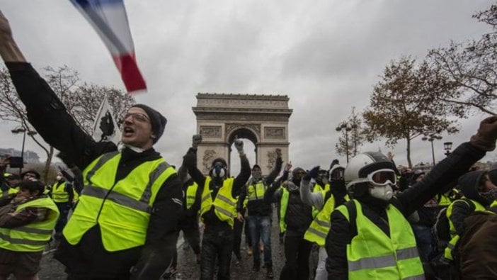 Macron, akaryakıt zamları konusunda hata yaptığını kabul etti