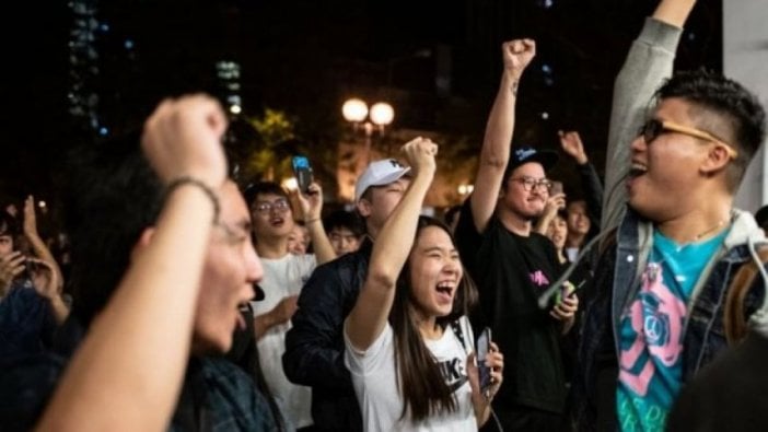 Hong Kong'da yerel seçimleri demokrat adaylar kazandı