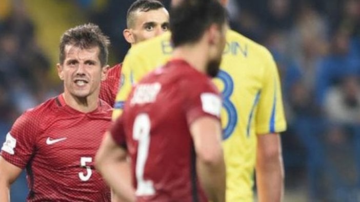 Emre Belözoğlu hangi futbolcuya küfretti? İşte saha içinde yaşananlar...