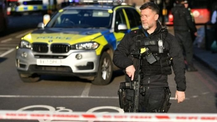 Londra Köprüsü'ndeki bıçaklı saldırgan öldürüldü