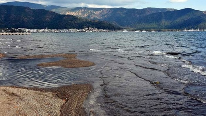 Marmaris'te deniz çekildi, adacıklar ortaya çıktı