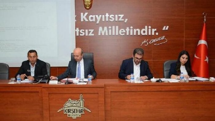 AKP'li meclis üyesi, belediye başkanına ne kadar maaş aldığını sordu: Vallahi bilmiyorum