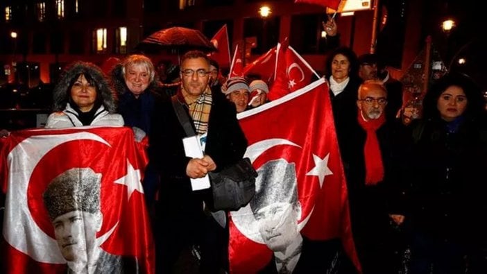 Almanya'da Atatürk'e yönelik yapılan çirkin yayın protesto edildi