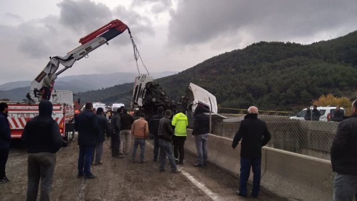 Devrilen TIR'da baba-oğul yaşamını yitirdi