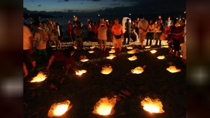 Tayland'da 15 yıl önceki tsunamide yaşamını yitiren 230 bin kişi anıldı