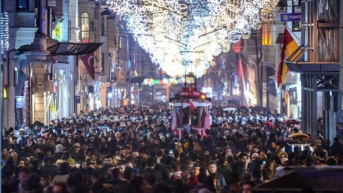 Beyoğlu'nda turistleri dolandıran hanutçulara 32 gözaltı