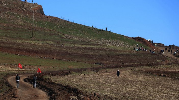 Kum ocağı ağaçları tahrip etti: "Onlar kazanıyor, zararı bize geliyor"