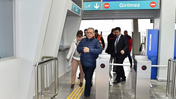 İzmir Büyükşehir Belediye Başkanı Aziz Kocaoğlu Kürsüyü terk etti, Başbakan Yıldırım dalga geçti!