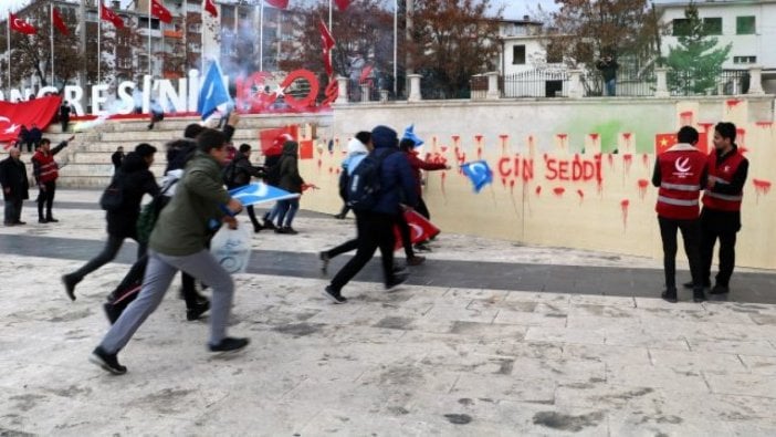 İlginç Çin protestosu: Kartondan Çin Seddi'ni yıktılar