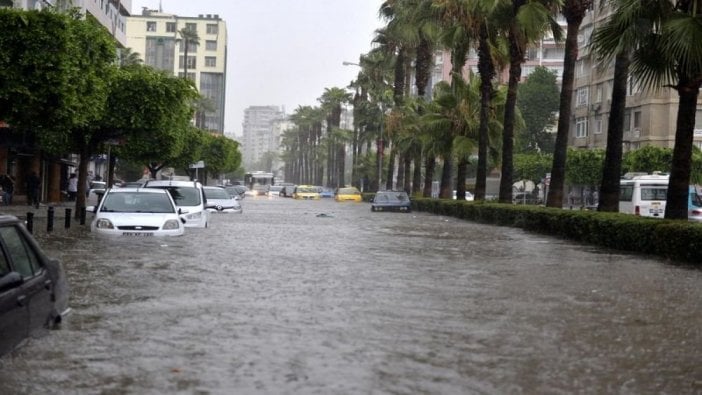 Adana'da 4 ilçede okullar tatil edildi