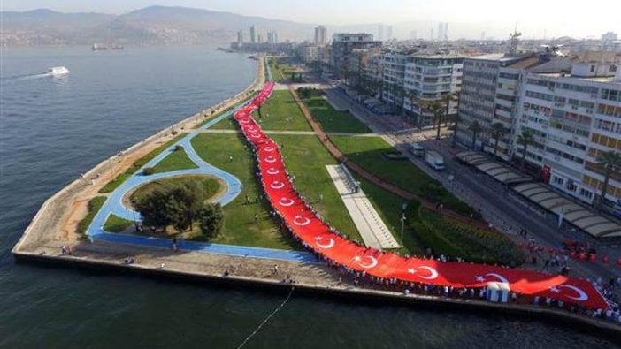 İzmir'in kurtuluş kutlamarında polis iki grubun arasına girdi