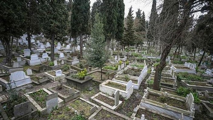 Eski muhtar, kendine oy vermediğini düşündüğü kişilerin yakınlarının mezarlarını taşıttı