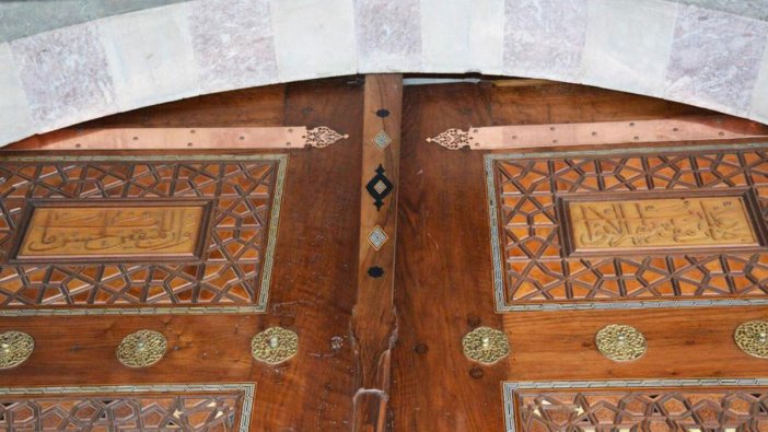 Bir restorasyon faciası da Süleymaniye Camii'nde: Kapıdaki ayetler ters konuldu