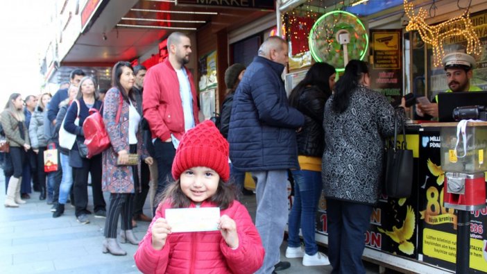 Büyük çekilişe saatler kala bilet kuyrukları uzadı