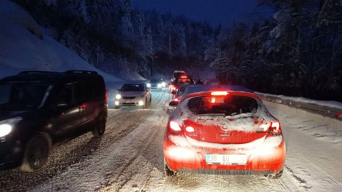 Uludağ'da tatil trafiği: 5 kilometre kuyruk oluştu