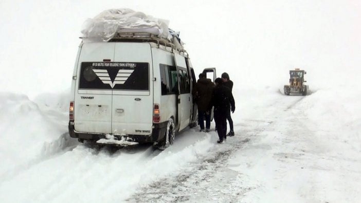 Kar nedeniyle mahsur kalan 20 kişi kurtarıldı