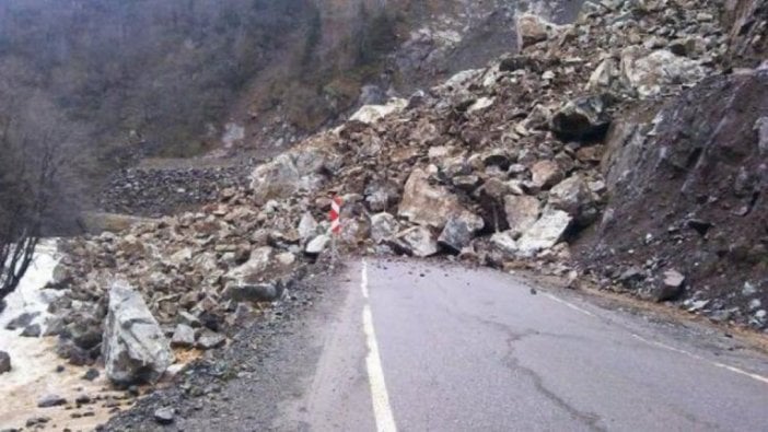 Giresun’da meydana gelen heyelan yolu kapattı