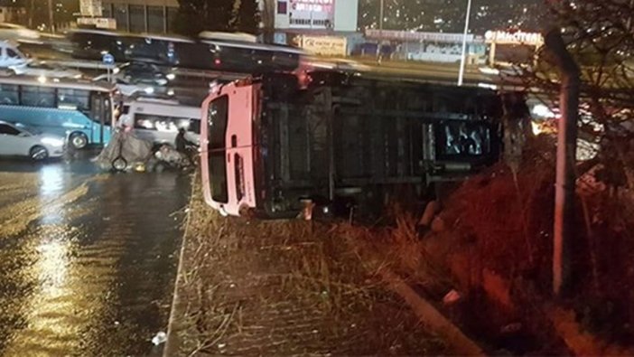 İstanbul'da işçi servisi devrildi: 6 yaralı