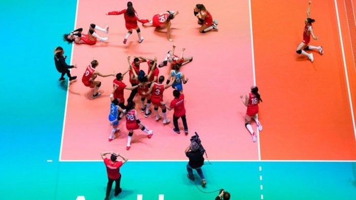 A Milli Kadın Voleybol Takımı'na kutlama mesajları