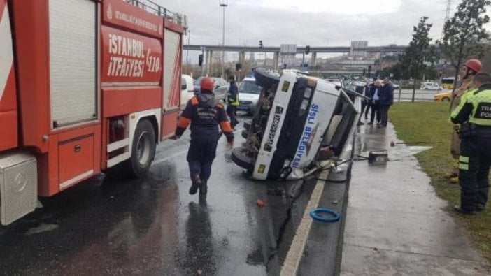 Kağıthane'de su tankeri devrildi: 2 yaralı