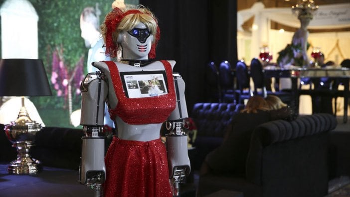 Konya'dan 'kınacı' robot: Tepsi taşıma, kına türküsü, kına dansı...