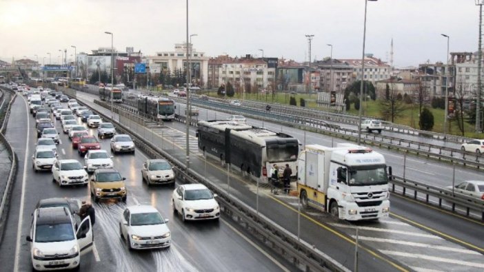 Seyir halindeki metrobüsün motoru yandı: Seferler aksıyor