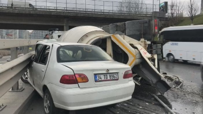 İstanbul’da beton mikseri otomobilin üstüne devrildi