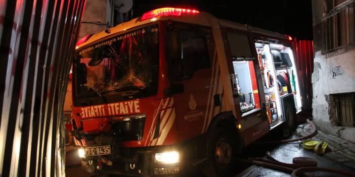 Beyoğlu'nda yangına müdahalede kayan itfaiye aracı 3 kişiyi ezdi