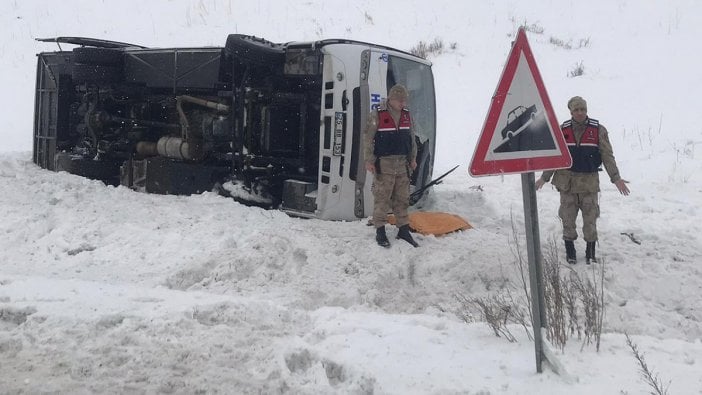 Erzurum'da yolcu midibüsü devrildi: 1 ölü, 12 yaralı