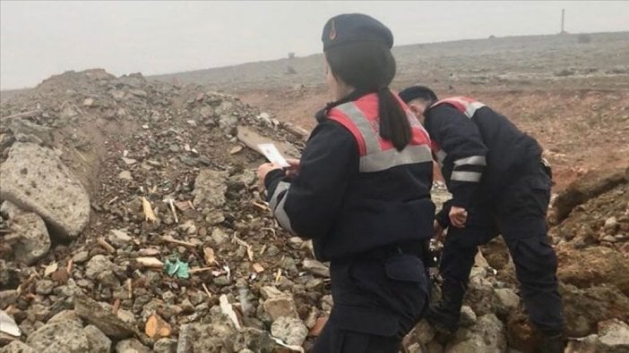 Enkazda bulunan tek hatıra babaya teslim edildi