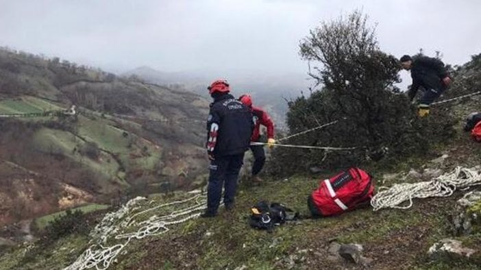 Kayalıklarda mahsur kalan gebe keçi 15 gün sonra kurtarıldı