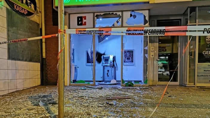 ATM'yi havaya uçurup soydular