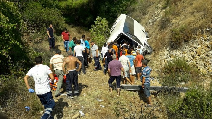 Antalya'da tur otobüsü şarampole devrildi