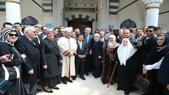 'Ucuz' akşam pazarını tavsiye eden Diyanet'ten milyonluk açılış töreni