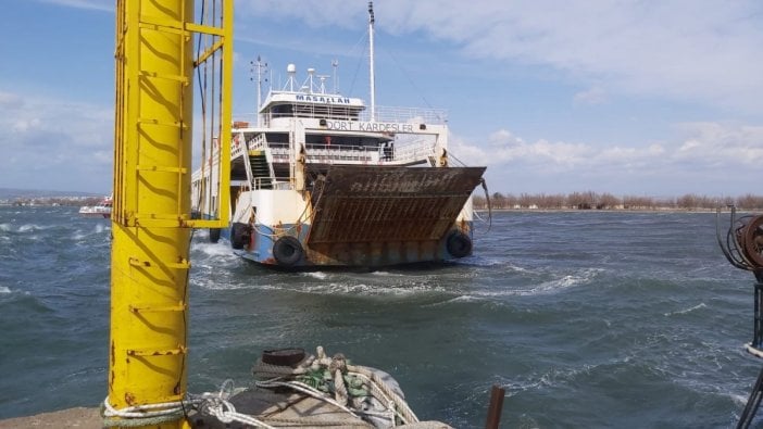 Çanakkale'de fırtınanın sürüklediği feribot karaya oturdu