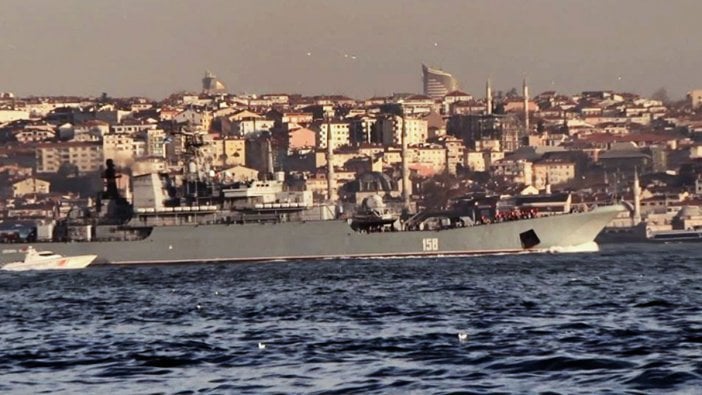 Rus savaş gemisi İstanbul Boğazı'ndan geçti