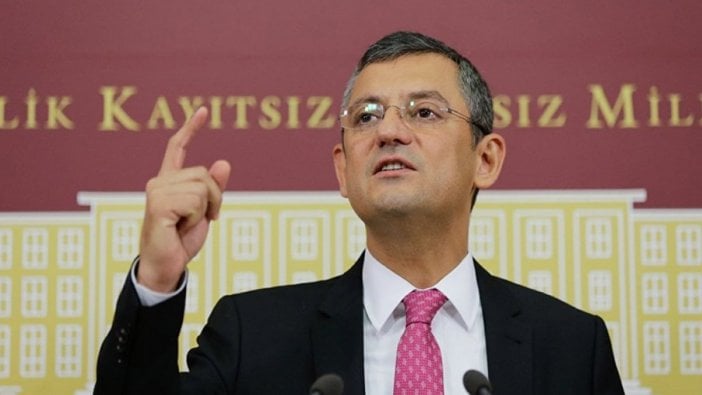 CHP'li Özel'den Bakan Gül'e sert tepki: Sarayın zabiti, majestelerinin katibi