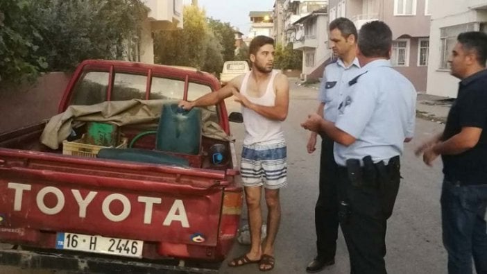 Çaldıkları 100 litre mazotu taşıyamayınca kamyonetin kasasına bıraktılar