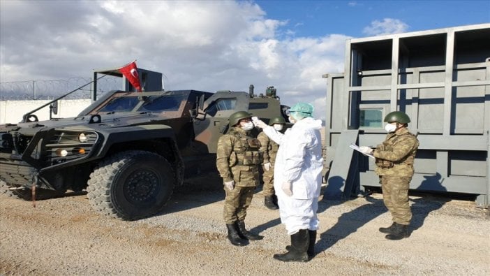 Askere coronavirüs salgınına karşı koruyucu elbise ve maske verildi