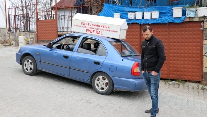 Aracına bağladığı tabutla ‘evde kal’ çağrısı yaptı