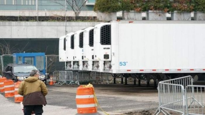 New York'ta hastane önlerine mobil morg yerleştirildi